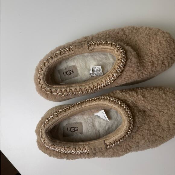 Ugg Maxi Curly Tazz Platform Slippers in Sand 6 - Picture 8 of 13